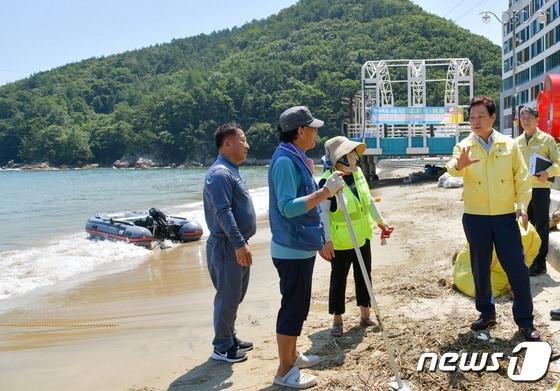 본문 이미지 - 박완수 경남지사(앞에서 오른쪽)가 7일 오후 거제시 덕포해수욕장 자연재해위험 개선 지구 현장에서 현장점검을 하고 있다.(경남도 제공)