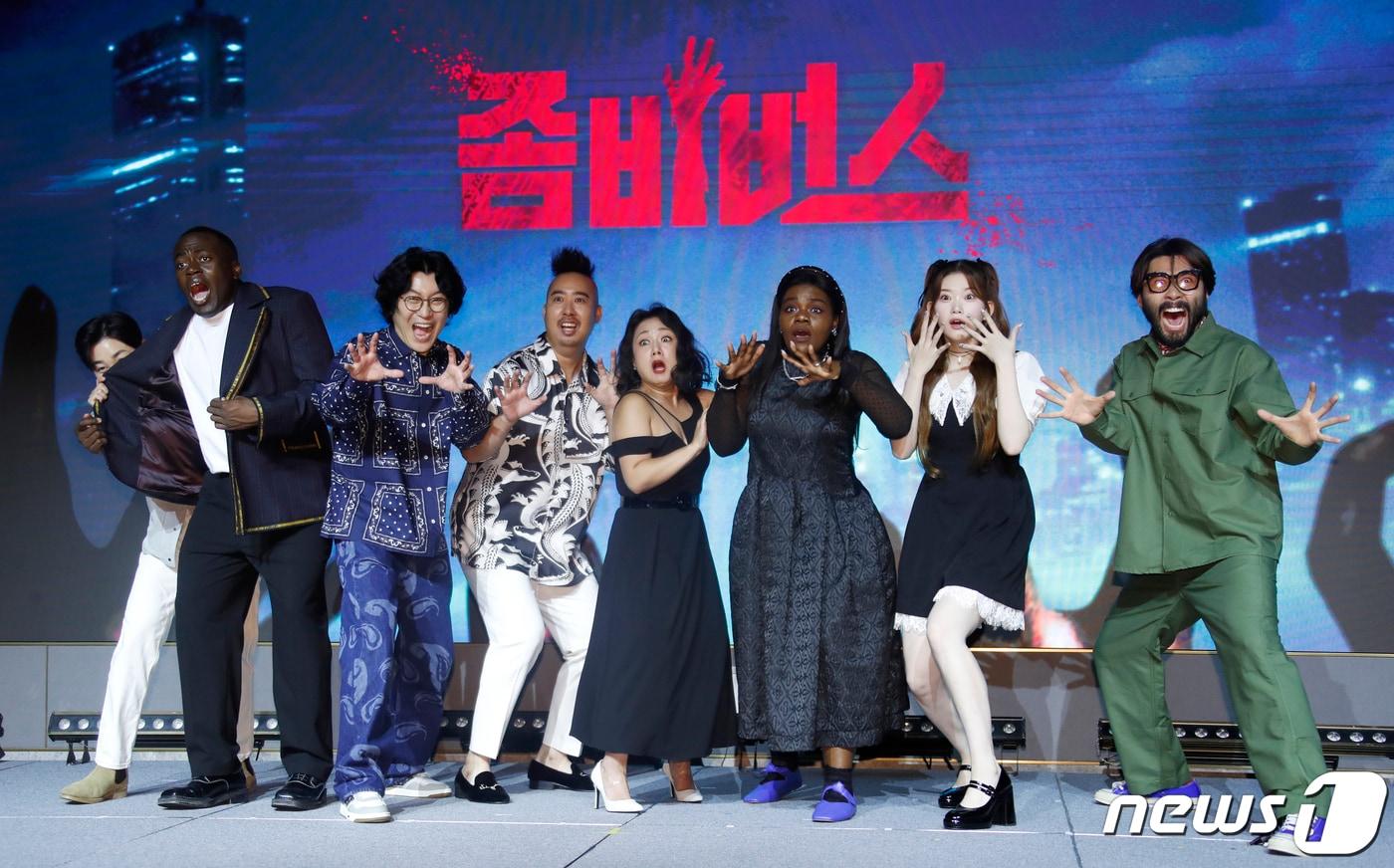 본문 이미지 - 8일 서울 마포구 호텔나루 서울엠갤러리에서 열린 넷플릭스 새 예능 '좀비버스' 제작발표회에서 방송인 딘딘(왼쪽부터)과 조나단, 꽈추형, 유희관, 박나래, 파트리샤, 츠키, 노홍철이 좀비를 보고 놀란 포즈를 취하고 있다. '좀비버스'는 어느 날 갑자기 좀비 세계로 변해버린 서울 일대에서 퀘스트를 수행하며 살아남아야 하는 좀비 유니버스 예능이다. 2023.8.8/뉴스1 ⓒ News1 권현진 기자