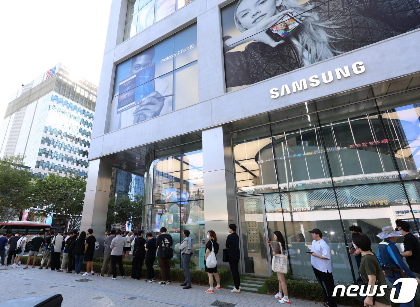 본문 이미지 - 서울 서초구 '삼성 강남'에서 '갤럭시 Z 플립5∙폴드5'의 사전 개통을 위해 고객들이 줄 서 있다.  (삼성전자 제공) /뉴스1
