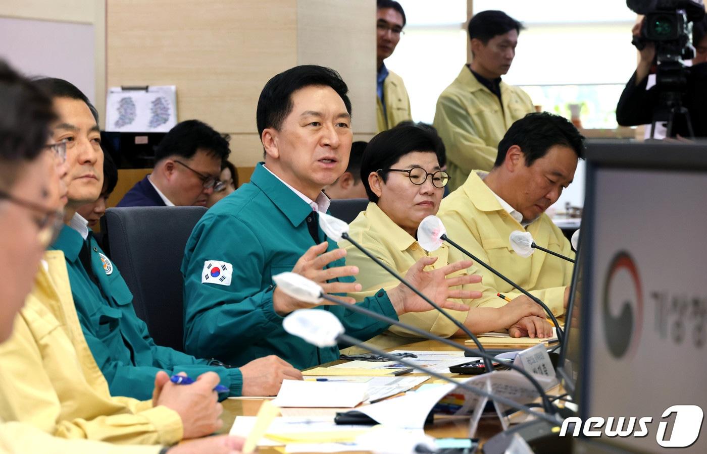 본문 이미지 - 김기현 국민의힘 대표가 8일 오전 서울 동작구 기상청을 방문해 제6호 태풍 카눈(KHANUN) 대비 현황 보고를 받기 전 모두발언을 하고 있다. 2023.8.8/뉴스1 ⓒ News1 국회사진취재단