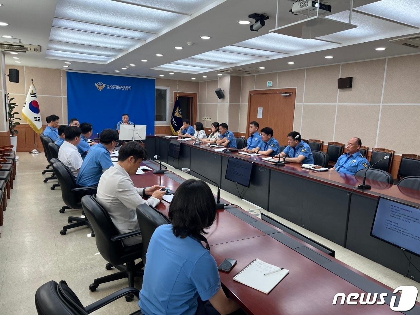 본문 이미지 - 군산해경이 제6호 태풍 '카눈'에 대비한 상황 판단회의를 진행하고 있다.(군산해경 제공) 2023.8.8/뉴스1