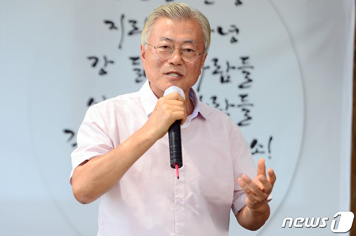 본문 이미지 - 문재인 전 대통령이 8일 오전 전남 구례군 구례읍 양정마을회관에서 열린 섬진강 수해 극복 3주년 생명 위령제에 참석해 발언하고 있다. 2023.8.8/뉴스1 ⓒ News1 이승현 기자