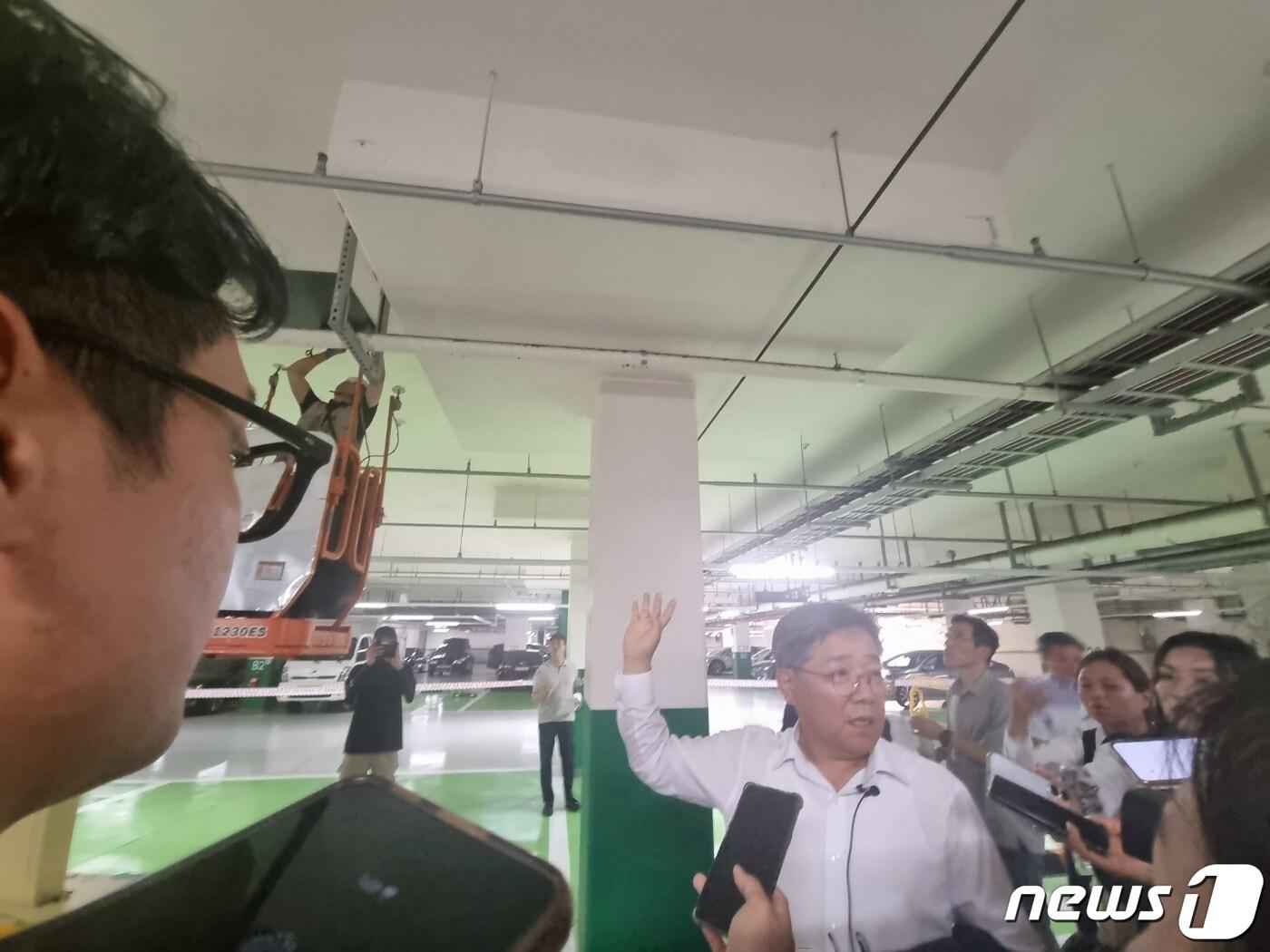 본문 이미지 - 김헌동 서울주택도시공사(SH) 사장이 8일 위례지구 23단지 지하주차장 무량판 구조 적용 현장 답사를 실시, 기자들에게 SH의 드롭패널 시공 방식을 설명하고 있다. 2023. 8. 8/뉴스1 ⓒ News1 최서윤 기자