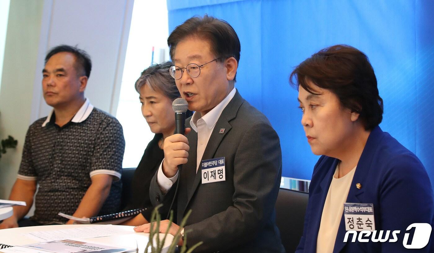 본문 이미지 - 이재명 더불어민주당 대표가 8일 오후 경기 광명시 일직로 광명시자영업지원센터에서 열린 더불어민주당 민생채움단 취약차주 소상공인·자영업자 보호 현장간담회에서 모두발언을 하고 있다. 2023.8.8/뉴스1 ⓒ News1 임세영 기자