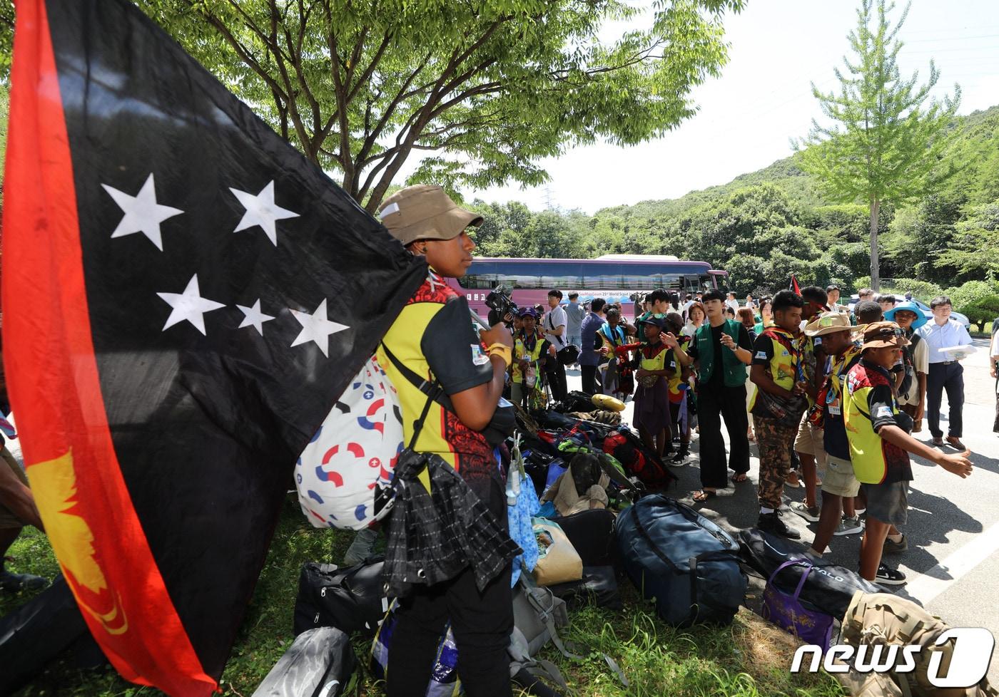 새만금 세계스카우트잼버리에서 조기 철수한 파푸아뉴기니 대원들과 지도자들이 8일 오후 경기 용인시 처인구 명지대학교 기숙사에 도착해 짐을 옮기고 있다. 세계스카우트연맹은 기록적인 제6호 태풍 '카눈'이 한반도에 상륙할 것으로 전망되자 이날 버스 1000여 대를 동원해 156개국 3만6000여 명을 수도권으로 철수시키기로 했다. 2023.8.8/뉴스1 ⓒ News1 김영운 기자