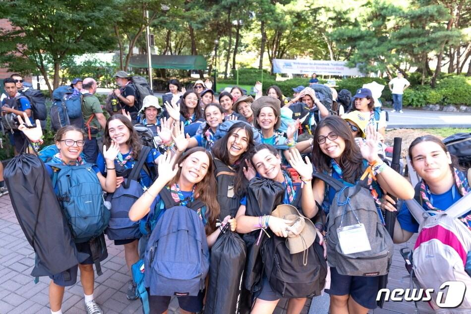 본문 이미지 - 8일 새만금 야영지를 떠나 전북대 생활관에 도착한 포르투갈 대원들이 환한 웃음을 짓고 있다.(전북대 제공)/뉴스1