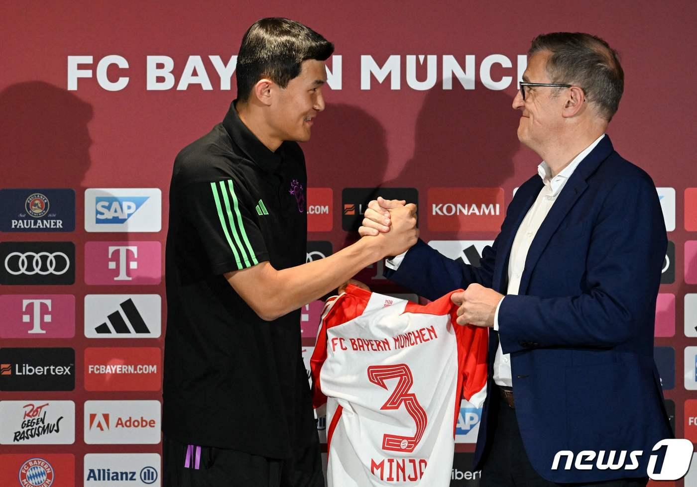 본문 이미지 - 바이에른 뮌헨 수비수 김민재(왼쪽). ⓒ AFP=뉴스1