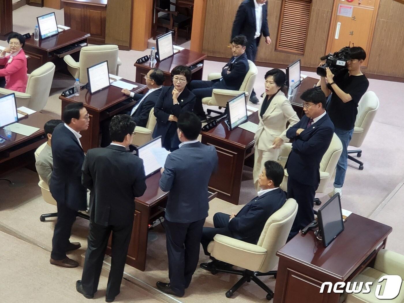 본문 이미지 - 진주시 시설관리공단 설립 및 운영에 관한 조례안의 보류안이 본회의에서 나오자 시의원들이 정회를 하고 논의를 하고 있다. 2023.7.19 뉴스1/한송학기자