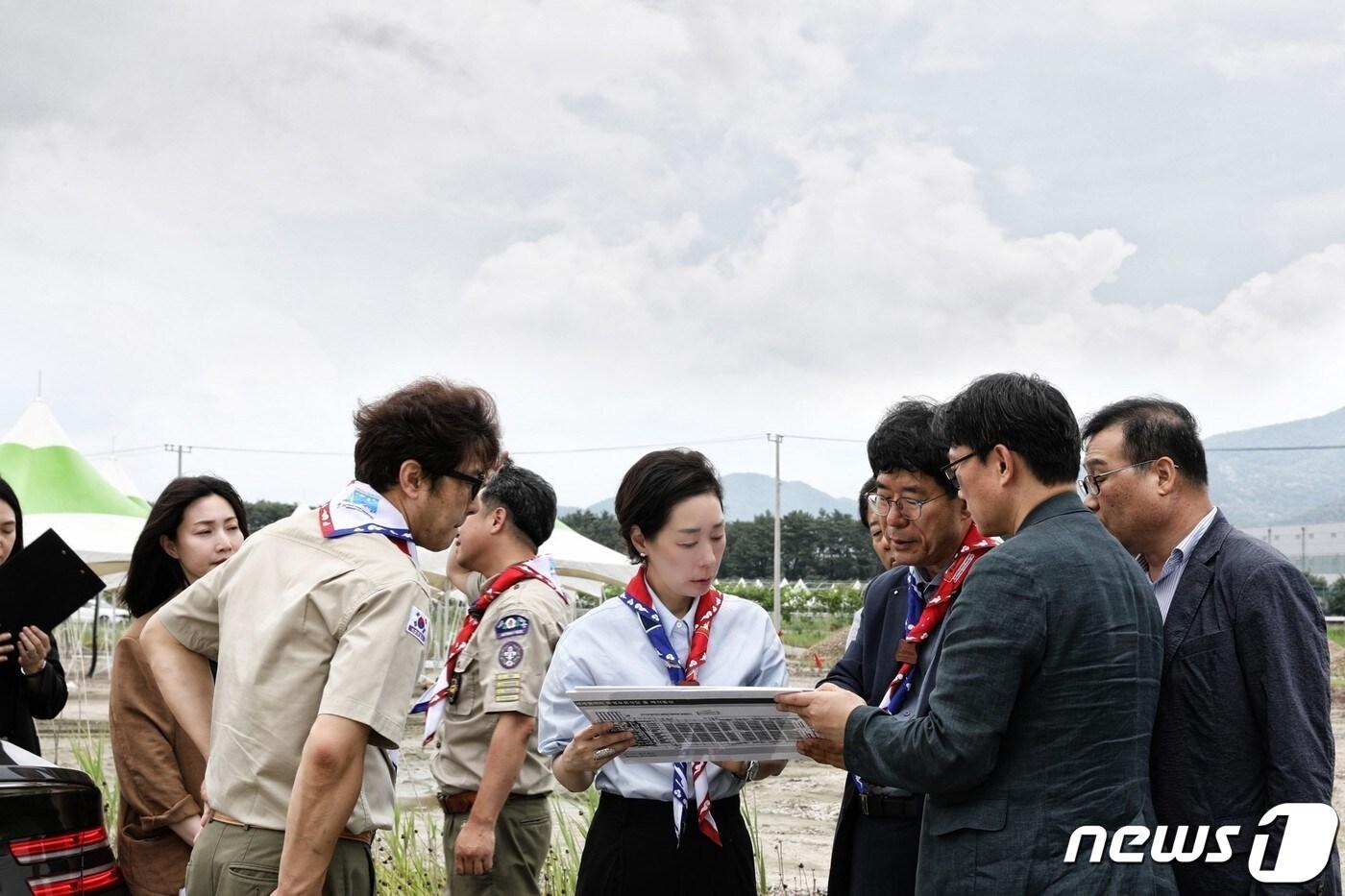 본문 이미지 - 구지은 아워홈 부회장이 새만금 잼버리 대회 현장을 점검하는 모습.(아워홈 제공) 