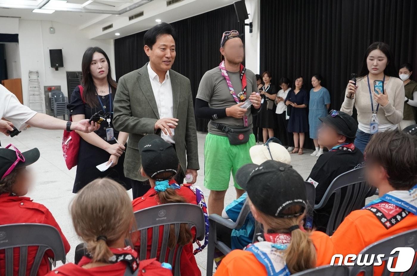 본문 이미지 - 오세훈 서울시장이 지난 8일 '2023 새만금 세계스카우트 잼버리' 야영장을 떠나 서울로 이동한 대원들이 머무를 서울 마포구 홍익대학교 제2기숙사를 점검하고 있다. (서울시 제공) 2023.8.8/뉴스1