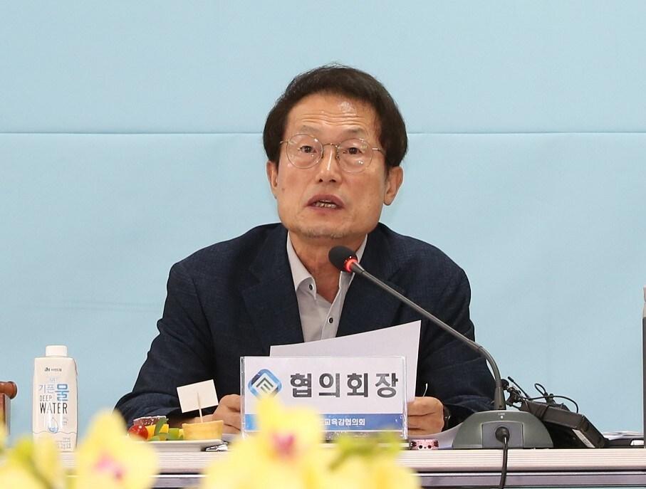 본문 이미지 -  조희연 서울시교육감이 8일 오후 세종시 전국시도교육감협의회사무국에서 열린 교권보호 종합대책과 관련한 긴급 임시총회에서 모두발언을 하고 있다. (전국시도교육감협의회 제공) / 뉴스1