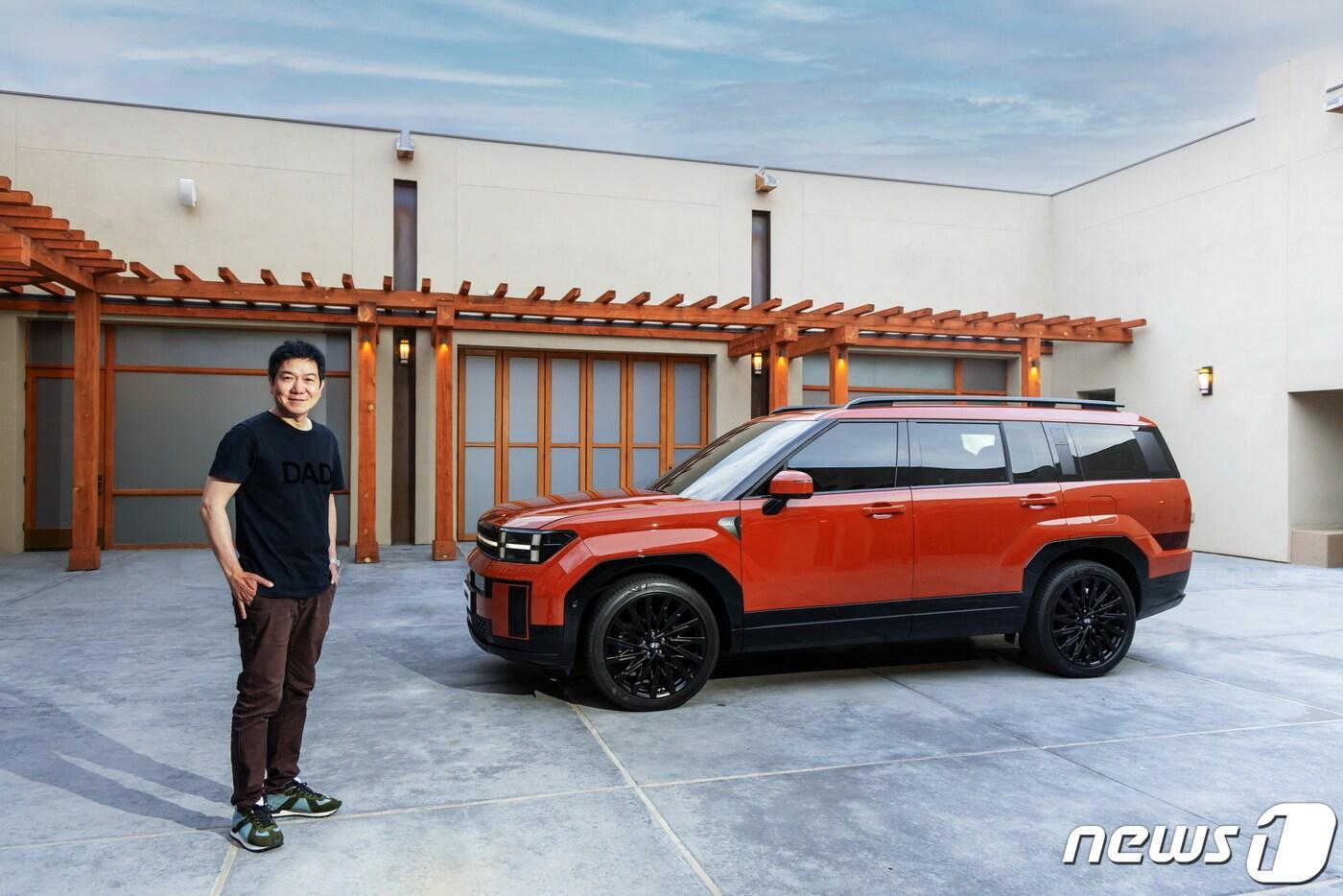  5세대 신형 싼타페와 이상엽 현대디자인센터장 부사장.(현대차 제공)ⓒ 뉴스1