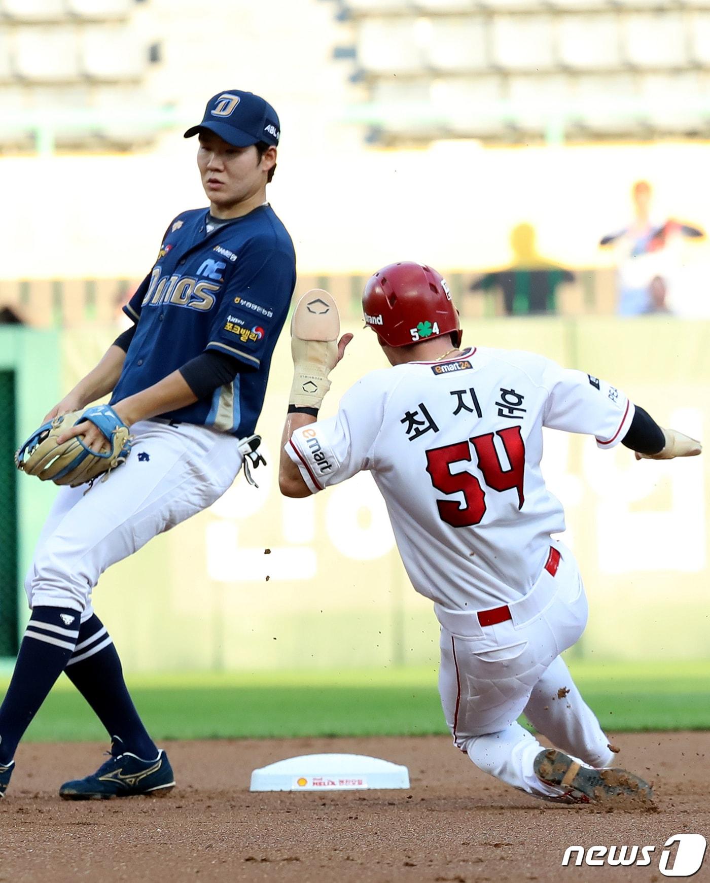 본문 이미지 - 8일 오후 인천 미추홀구 SSG 랜더스필드에서 열린 2023 신한 SOL KBO리그 NC다이노스와 SSG 랜더스 경기 SSG공격 1회말 2사 1루 상황에서 1루 주자 최지훈이 도루를 성공하고 있다. 2023.8.8/뉴스1 ⓒ News1 장수영 기자
