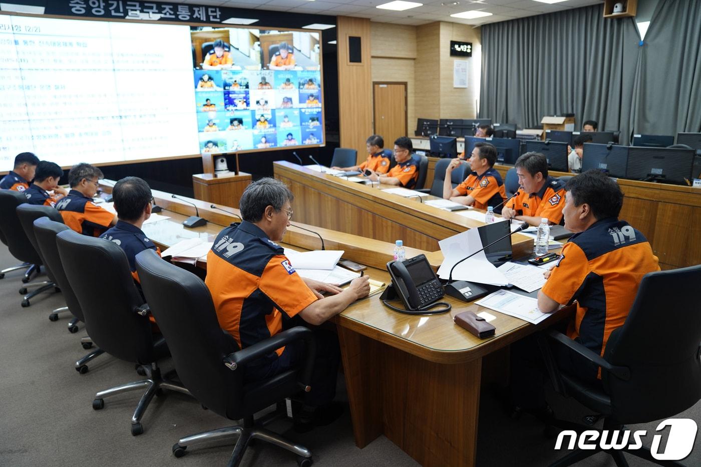 본문 이미지 - 남화영 소방청장이 8일 정부세종2청사 소방청에서 태풍 '카눈' 북상 대비 전국 소방본부장 영상회의를 주재하고 있다. (소방청 제공) 2023.8.8/뉴스1