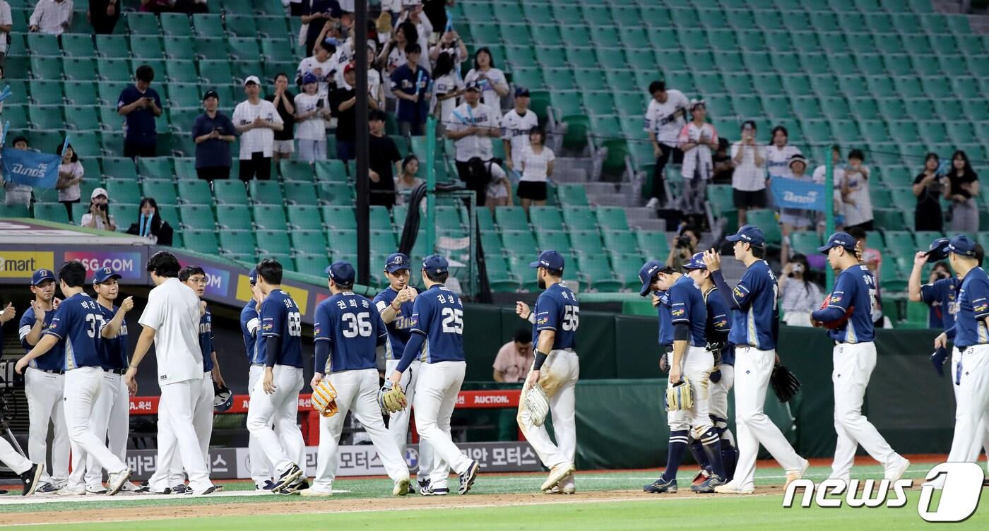 8일 오후 인천 미추홀구 SSG 랜더스필드에서 열린 2023 신한 SOL KBO리그 NC다이노스와 SSG 랜더스 경기에서 2대0으로 승리를 거둔 NC 선수들이 기뻐하고 있다. 2023.8.8/뉴스1 ⓒ News1 장수영 기자