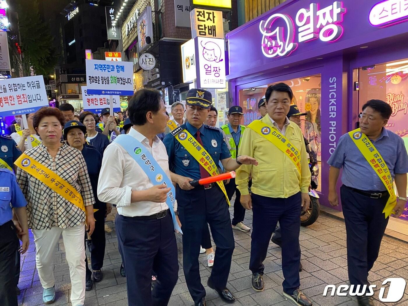 본문 이미지 - 8일 오후 서울 신림역 일대에서 정태호 더불어민주당 의원, 박민영 관악경찰서장, 박준희 관악구청장 등이 무차별 흉기 난동과 흉악 범죄 예고 글 게시를 규탄하는 민관경 합동캠페인을 진행하고 있다. 2023.8.8/뉴스1 ⓒ News1 이기범 기자