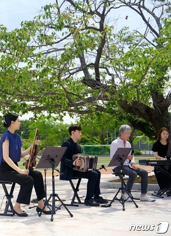 본문 이미지 - 가수 최백호가 뮤지션들과 공연을 하고 있다(부산시청 제공)