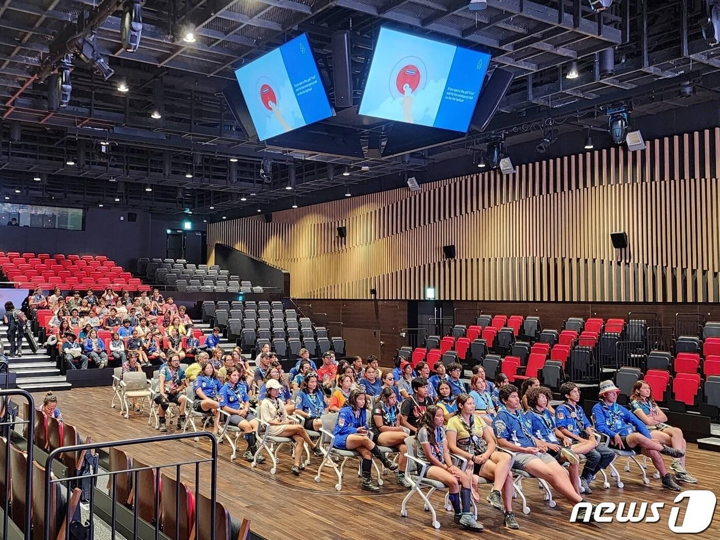 본문 이미지 - 8일 2023 새만금 세계스카우트잼버리 멕시코 대표단이 롯데인재개발원 오산캠퍼스에 도착해 입소 준비를 하고 있다(롯데 제공).