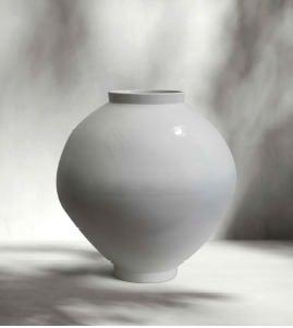 본문 이미지 -  이용순 작가의 '달항아리' (후지시로 세이지 북촌스페이스 제공)