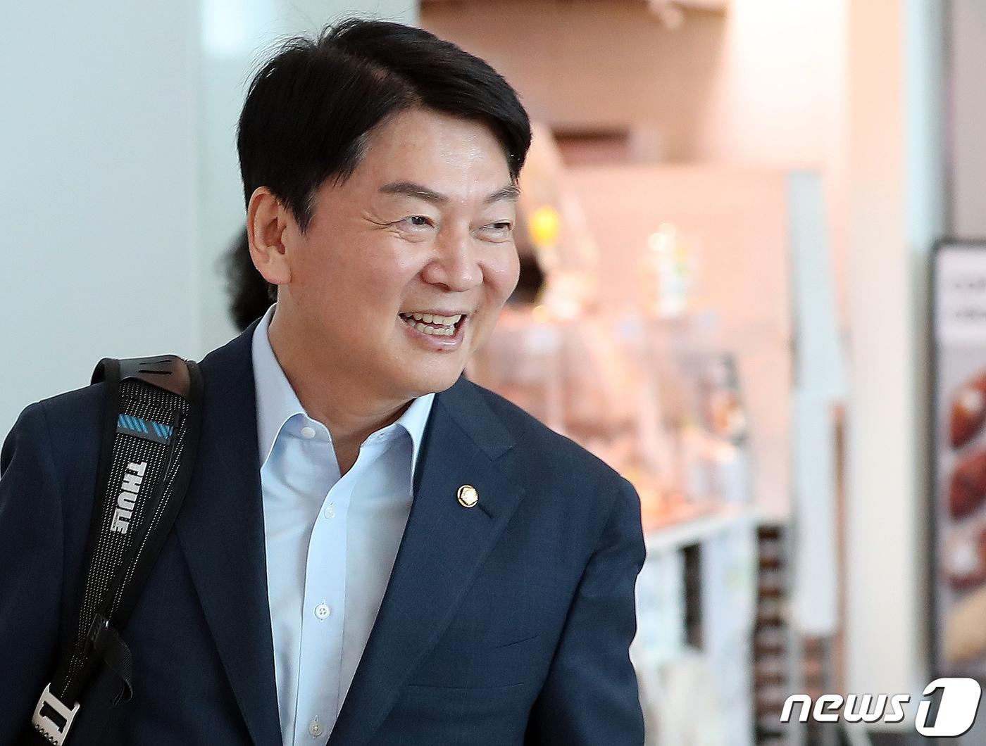 본문 이미지 - 안철수 국민의힘 의원이 9일 오전 인천국제공항을 통해 미국으로 출국하고 있다. 023.8.9/뉴스1 ⓒ News1 김진환 기자