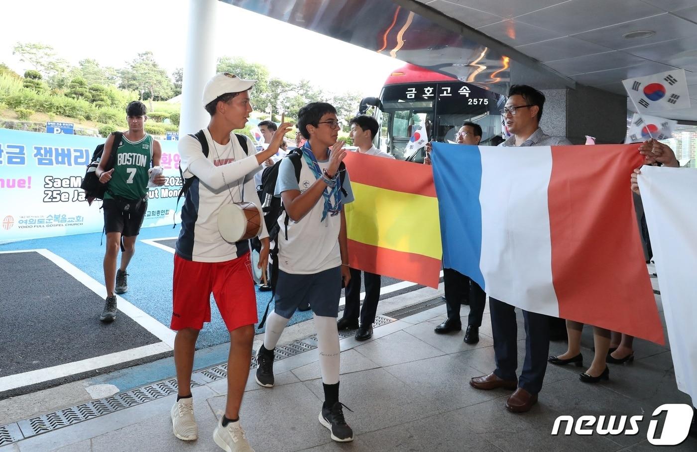 ‘2023 새만금 세계스카우트잼버리’ 대회에 참가한 스페인 대원들이 8일 여의도순복음교회 관계자들의 환영을 받으며 경기도 파주 영산수련원에 입소하고 있다.