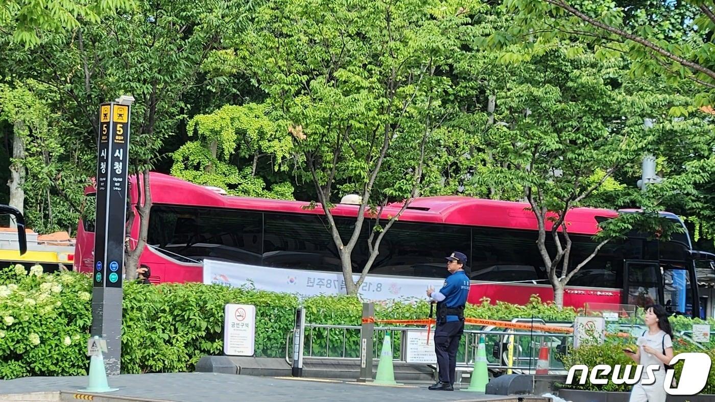 9일 서울 중구 시청역 5번 출구 출입통제 모습.ⓒ 뉴스1