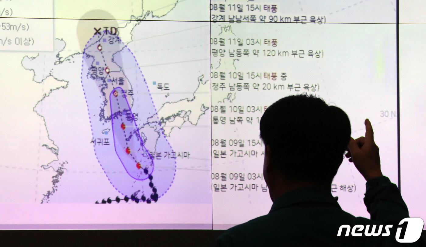 본문 이미지 - 9일 오전 서울 종로구 세종대로 정부서울청사 행정안전부 중앙재난안전상황실 서울상황센터에서 관계자가 북상하고 있는 태풍 '카눈'의 예상경로를 살펴보고 있다. 2023.8.9/뉴스1 ⓒ News1 김명섭 기자