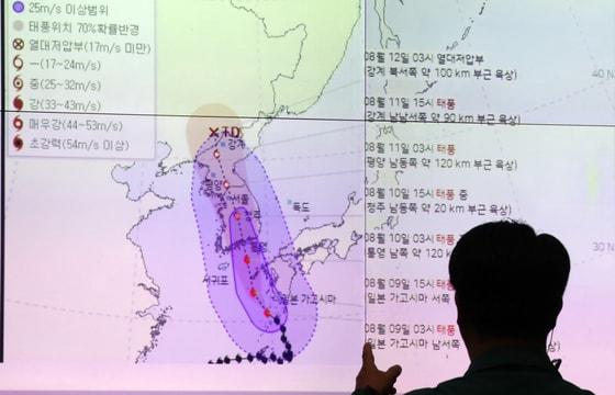 본문 이미지 - 9일 오전 서울 종로구 세종대로 정부서울청사 행정안전부 중앙재난안전상황실 서울상황센터에서 관계자가 북상하고 있는 태풍 '카눈'의 예상경로를 살펴보고 있는 모습. 2023.8.9/뉴스1 ⓒ News1 김명섭 기자