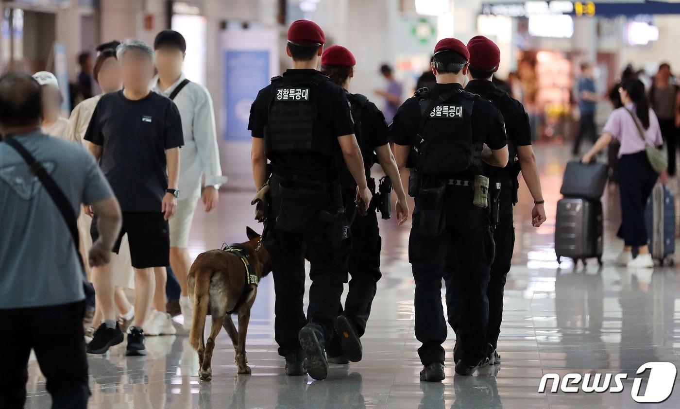 최근 ‘묻지마’ 칼부림에 이어 무차별 '테러 ·살인' 예고가 잇따르면서 공항 보안 경비가 강화된 9일 오전 인천국제공항 제1터미널에 무장한 경찰특공대원들이 순찰을 돌고 있다. 2023.8.9/뉴스1 ⓒ News1 김진환 기자