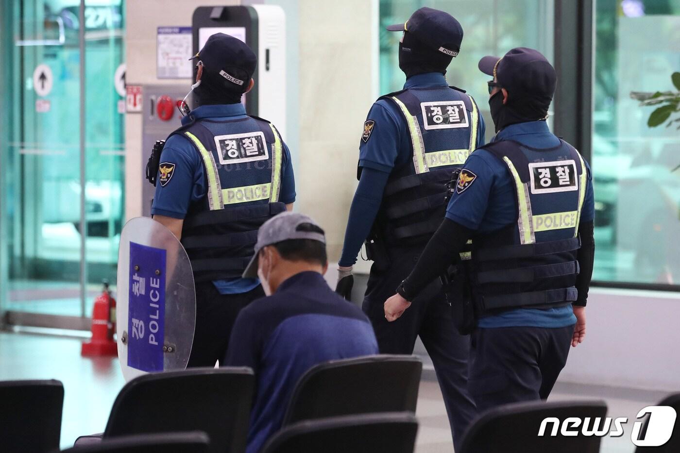 본문 이미지 - 경찰이 대구공항 경계를 강화하고 있다. 2023.8.9/뉴스1 ⓒ News1 공정식 기자