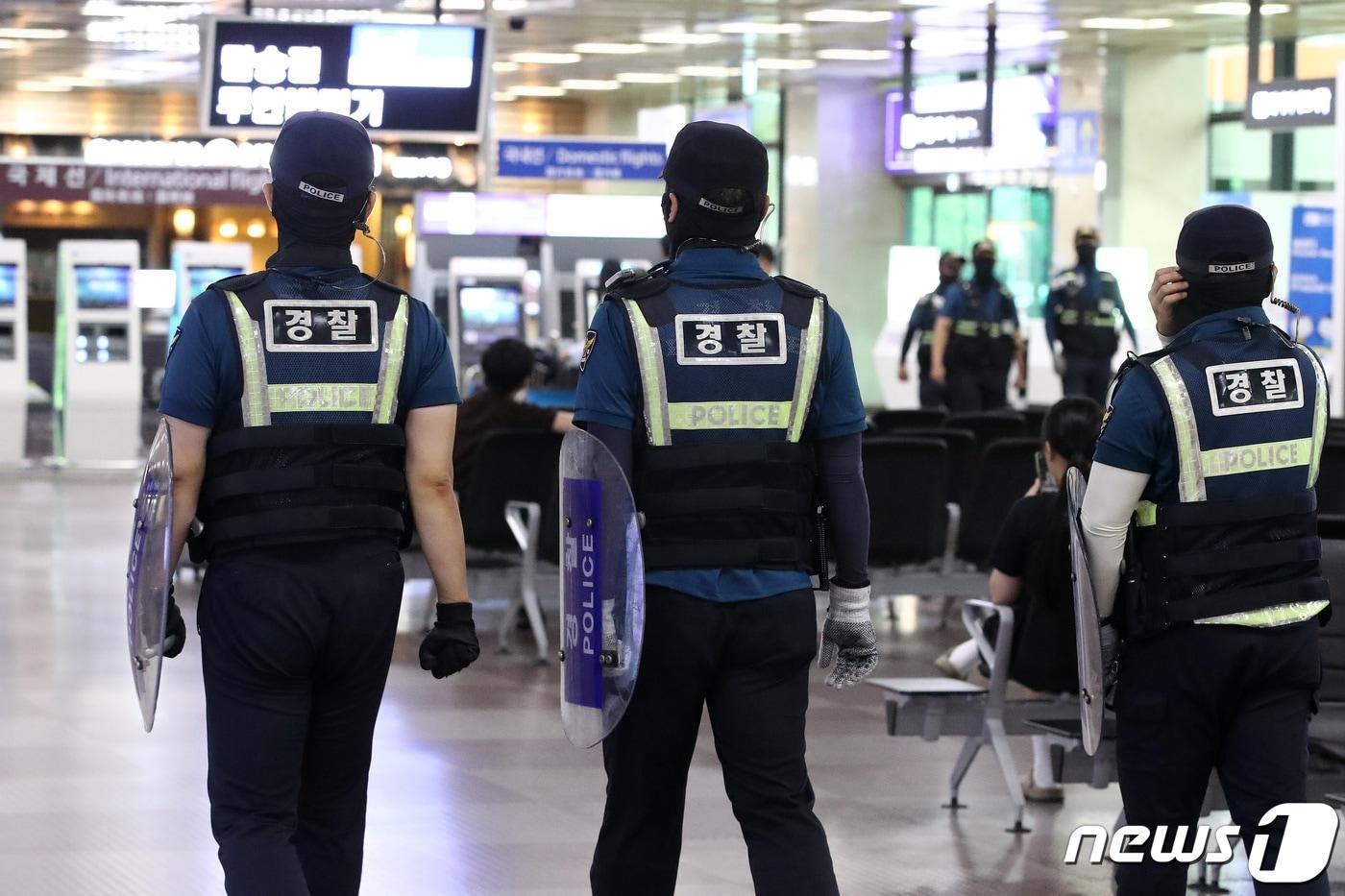 본문 이미지 - 대구국제공항에 대한 '폭탄테러'와 공항 이용객 불특정 다수를 상대로 '흉기난동'이 예고된 가운데 9일 오전 경찰이 대구공항 경계를 강화하고 있다. 2023.8.9/뉴스1 ⓒ News1 공정식 기자