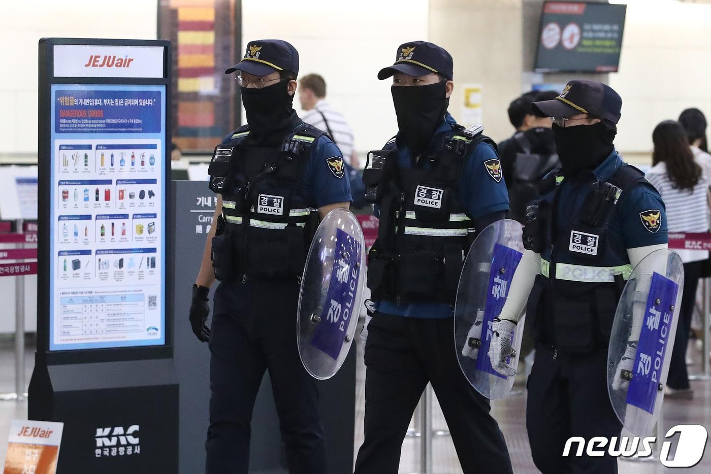 본문 이미지 - 대구국제공항에 대한 '폭탄테러'와 공항 이용객 불특정 다수를 상대로 '흉기난동'이 예고된 가운데 9일 오전 경찰이 대구공항 경계를 강화하고 있다. 2023.8.9/뉴스1 ⓒ News1 공정식 기자