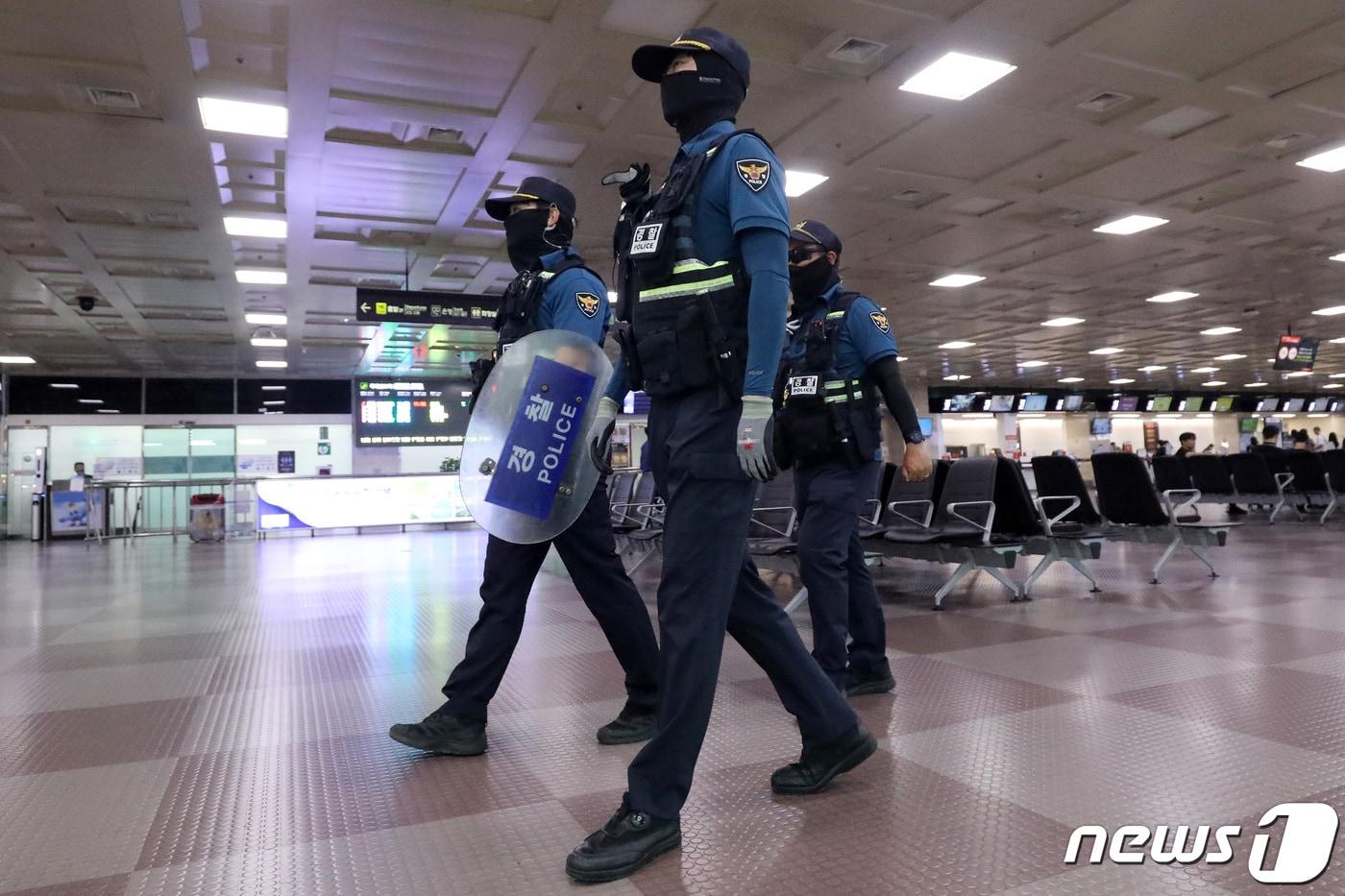 본문 이미지 - 경찰이 대구공항 경계를 강화하고 있다. 2023.8.9/뉴스1 ⓒ News1 공정식 기자