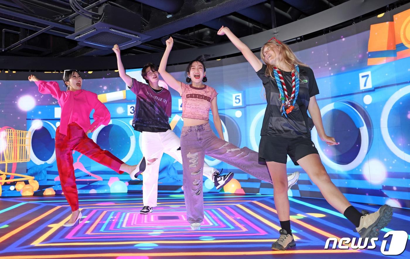 '2023 새만금 세계스카우트잼버리 대회'에 참가한 덴마크와 노르웨이 스카우트 대원들이 9일 서울 중구 하이커그라운드를 방문해 K-팝 댄스를 배우고 있다. (문화체육관광부 제공) 2023.8.9/뉴스1