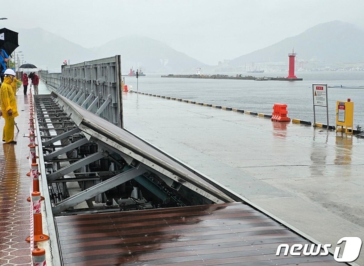 본문 이미지 - 제6호 태풍 '카눈'이 북상 중인 9일 오전 경남 창원시 마산합포구 마산만 방재언덕에 해일 방지를 위한 차수벽이 세워지고 있다.2023.8.9/뉴스1 박민석 기자