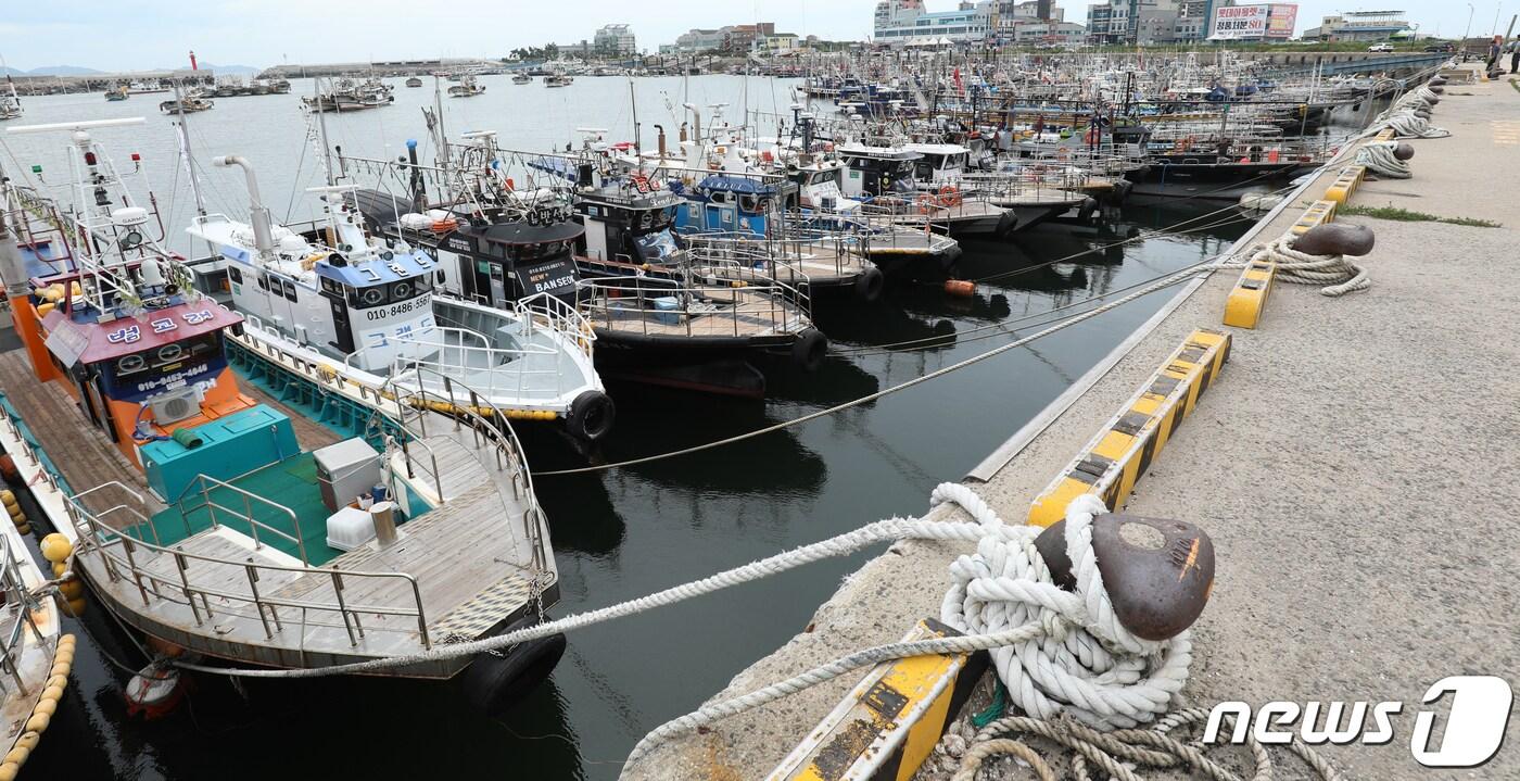 18일 전북 서부지역 4개 시군에 강풍주의보가 내려진 가운데 여객선과 어선의 운행이 통제되고 있다./뉴스1