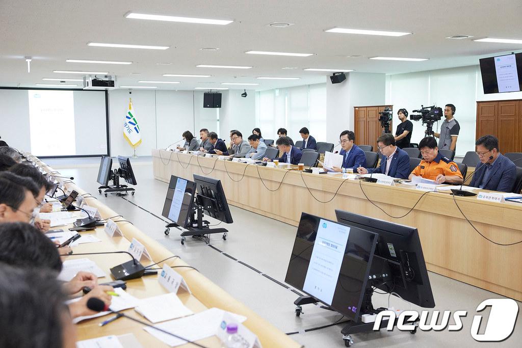 본문 이미지 - 9일 오전 경기도청 다목적회의실에서 김동연 경기도지사와 경제부지사 등이 참석한 가운데 실국장회의가 열리고 있다.(경기도 제공)/