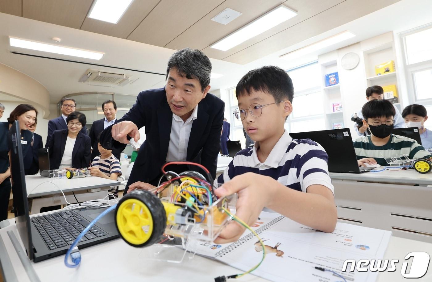 이주호 사회부총리 겸 교육부 장관이 9일 충남 천안 불당초등학교를 방문, 늘봄학교 프로그램을 참관하고 있다. (교육부 제공) 2023.8.9/뉴스1