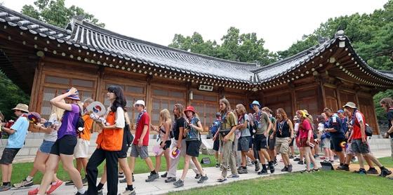 본문 이미지 - '2023 새만금 세계스카우트잼버리 대회'에 참가한 덴마크와 노르웨이 스카우트 대원들이 9일 청와대 상춘재를 관람하고 있다. (문화체육관광부 제공) 2023.8.9/뉴스1