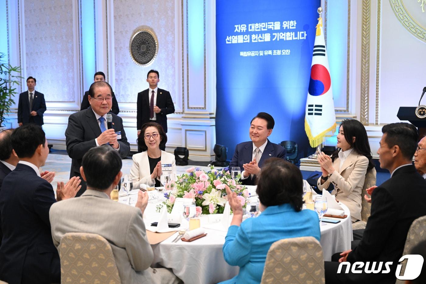 윤석열 대통령과 김건희 여사가 2023년 7월 9일 청와대 영빈관에서 열린 독립유공자 및 유족 초청 오찬에서 이종찬 광복회장의 인사말을 들으며 박수치고 있다. (대통령실 제공) 2023.8.9/뉴스1 ⓒ News1 오대일 기자