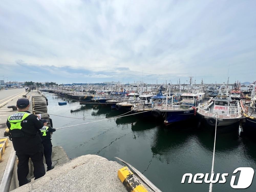 본문 이미지 - 군산해경이 태풍 '카눈' 북상에 따라 비응항에 계류 중인 어선들을 점검하고 있다.(군산해경 제공) 2023.8.9/뉴스1