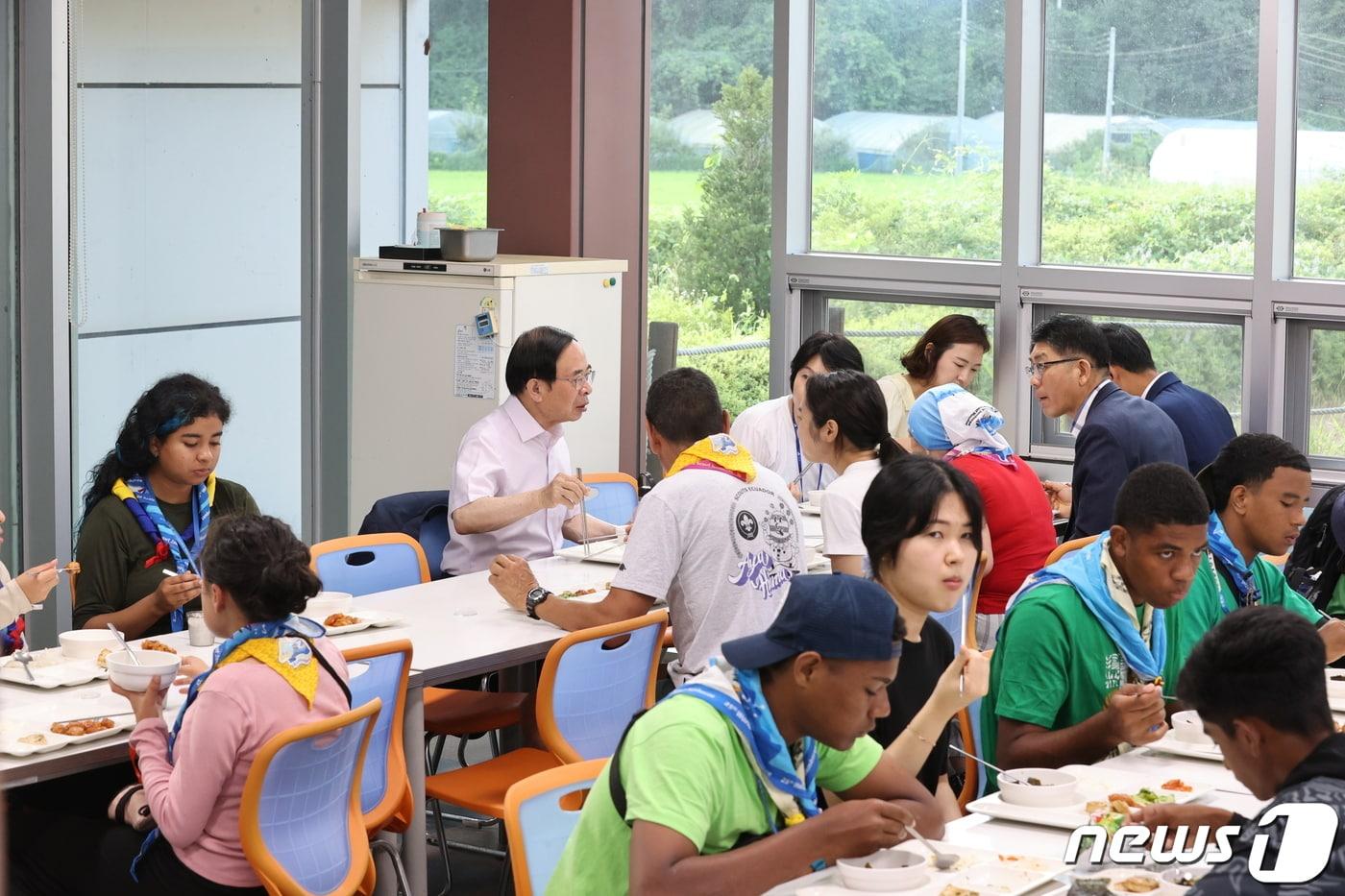 본문 이미지 - 심민 전북 임실군수가 9일 오전 청소년수련관에 입소한 에콰도르·피지 외국인 스카우트와 아침식사를 함께 하고 있다. 심 군수는 갑작스레 이곳에 오게 된 외국인 손님들이 불편한 점은 없는지, 안전상 문제는 없는지를 직접 챙겼다.(임실군 제공)2023.8.9./뉴스1