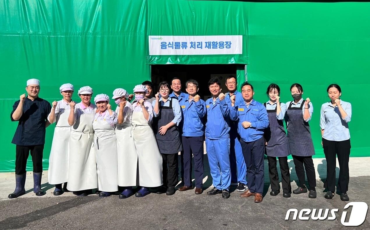 본문 이미지 - 광양제철소가 복지센터에 환경보호와 ESG경영을 위해 대형 음식 폐기물 자가처리기를 신설했다.(광양제철소 제공)2023.8.8/ 