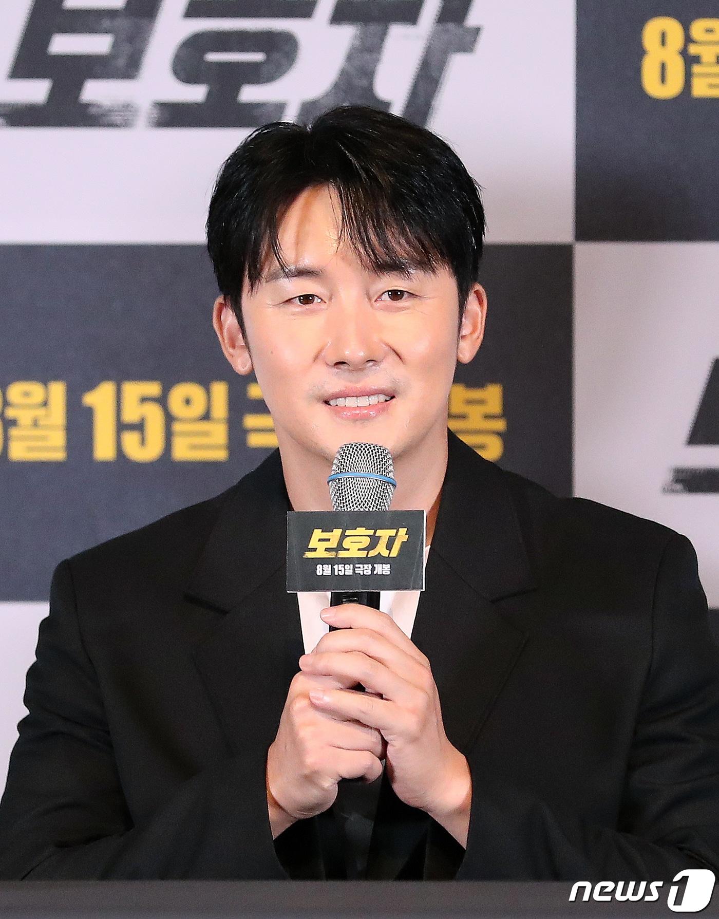 본문 이미지 - 배우 김준완이 8일 오후 서울 광진구 롯데시네마 건대입구에서 열린 영화 ‘보호자’ 언론시사회에서 인사말을 하고 있다. 정우성의 감독 데뷔작인 영화 ‘보호자’는 10년 만에 출소해 몰랐던 딸의 존재를 알고 평범하게 살기를 원하는 수혁과 그를 노리는 이들 사이의 이야기를 그린 액션 영화로 오는 15일 개봉한다. 2023.8.9/뉴스1 ⓒ News1 김진환 기자