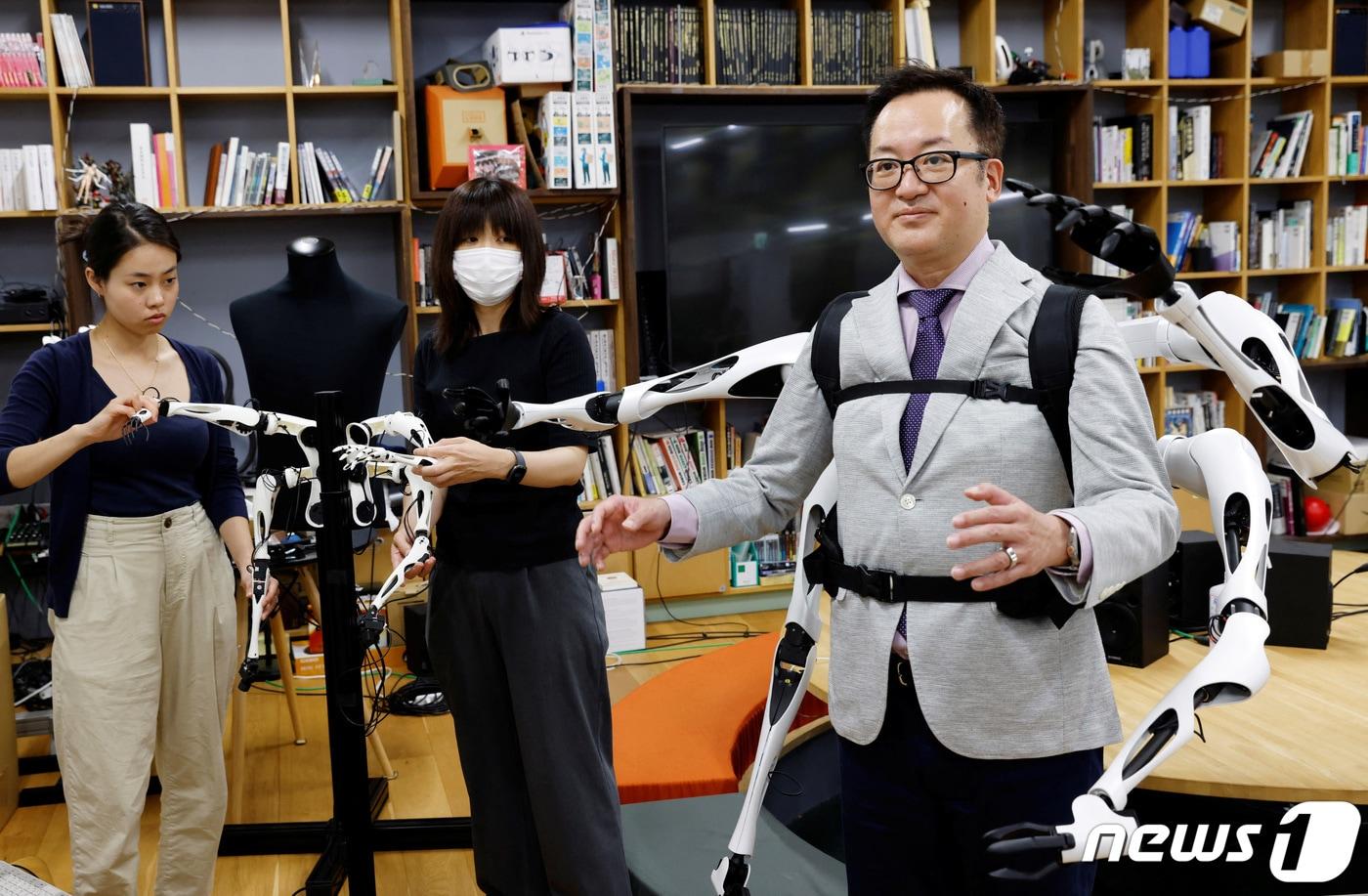 본문 이미지 - 일본 도쿄대 연구팀이 교내 연구실에서 자체 개발한 웨어러블 로봇을 선보이는 모습. (사진은 기사 내용과 무관함) 2023.6.22. ⓒ 로이터=뉴스1