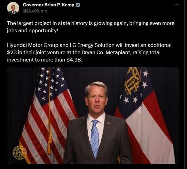본문 이미지 - 브라이언 켐프 조지아 주지사가 31일(현지시간) 자신의 X(옛 트위터)에 올린 동영상을 통해 현대차그룹과 LG에너지솔루션이 조지아주에 설립하는 합작법인에 20억 달러를 추가투자하기로 한 것에 대해 발표하고 있다. 사진은 X 캡처.