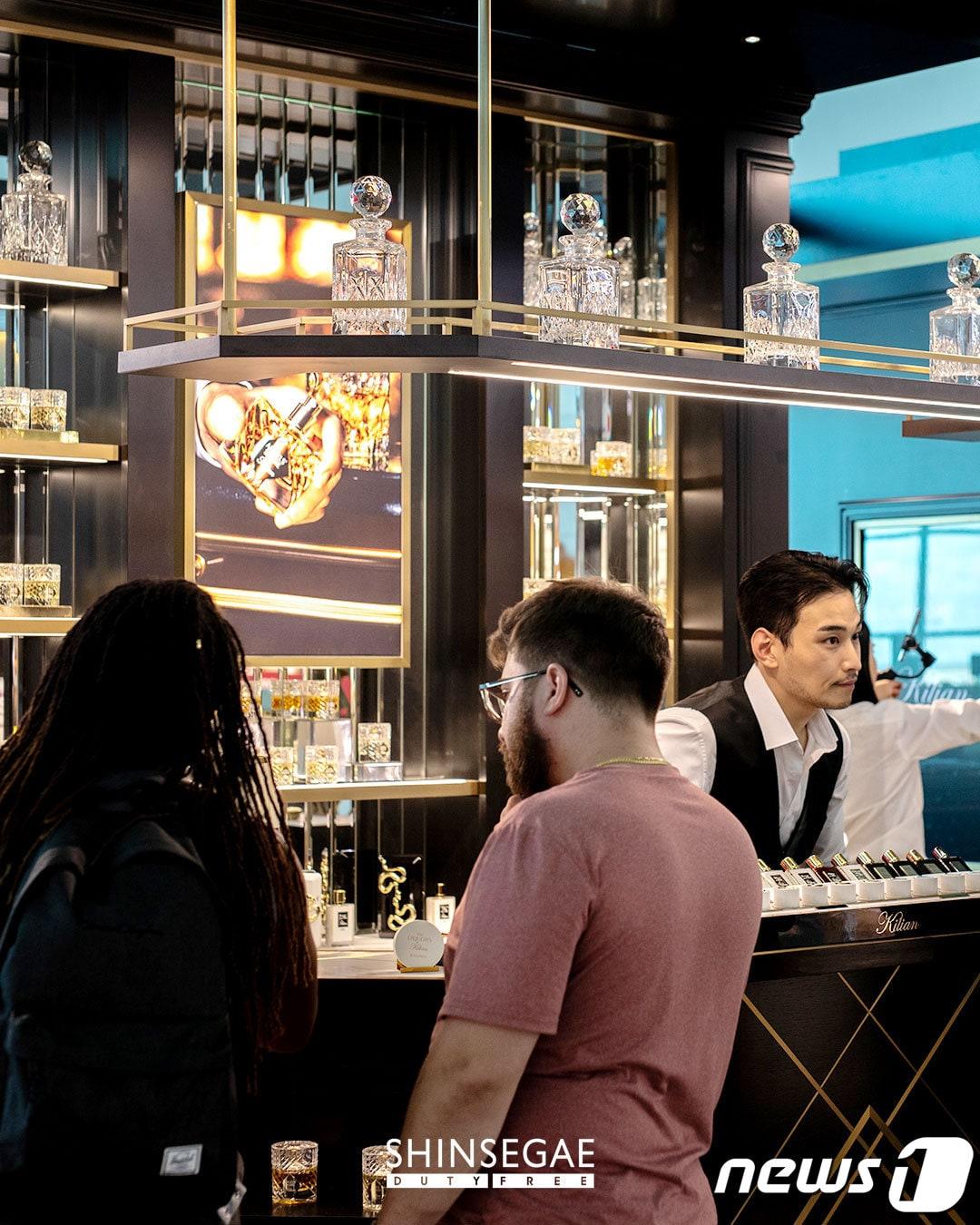 본문 이미지 - 킬리안'(KILIAN PARIS)의 메가 팝업스토어.(신세계면세점 제공)