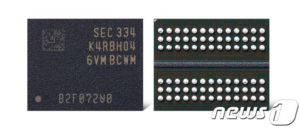 본문 이미지 - 삼성전자가 업계 최초 12나노급 32Gb(기가 비트) DDR5 D램을 개발했다고 1일 밝혔다. 32Gb는 D램 단일 칩 기준으로 역대 최대 용량이다.(삼성전자 제공) 2023.9.1/뉴스1