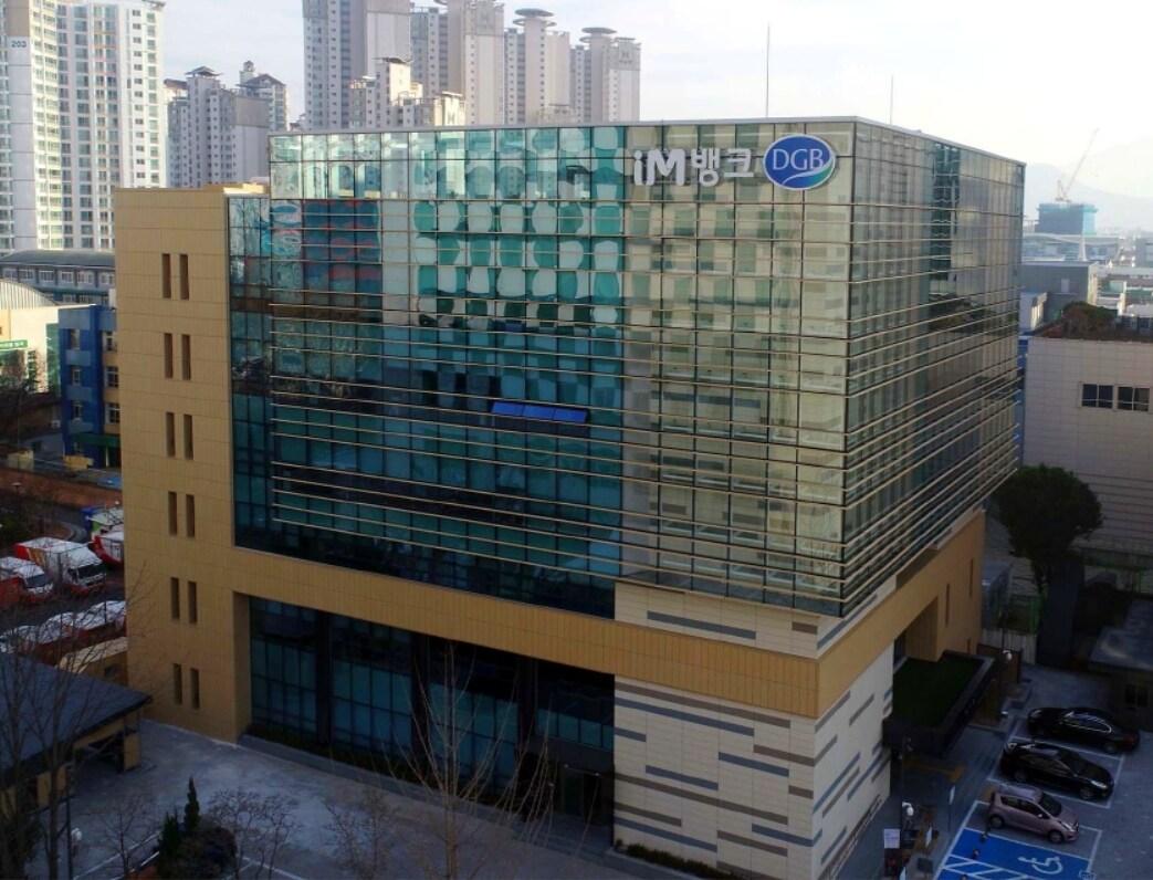 본문 이미지 - 소상공인 및 자영업자의 사업장 경영진단 및 마케팅 등 컨설팅을 지원하는 DGB혁신금융컨설팅센터 소호컨설팅팀이 근무하는 대구은행 디플렉스 별관 전경.&#40;대구은행 제공&#41;