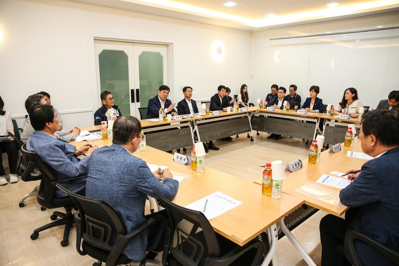 KBO와 서울 연고 3개 구단이 8월31일 서울 잠실구장에서 서울시의원들을 만나 프로야구 산업화를 위한 간담회를 가졌다. (KBO 제공)